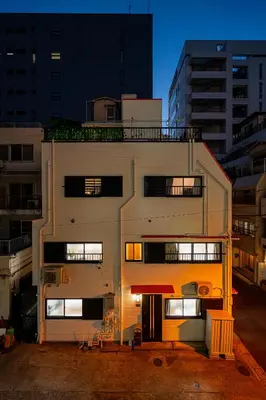 a tall white building with windows in a city at \u79cb 5GWIFI*\u6771\u4eac\u5343\u4ee3\u7530\u533a\u7687\u5c451km~King BLdg. in Tokyo