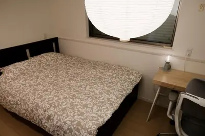 a bedroom with a bed and a desk and a window at 100㎡ Cozy Villa in Shinjuku｜JR Shin-Ōkubo Sta. 7mins. in Tokyo