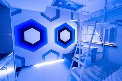 a room with a blue wall with a ladder at Max4people Shinjuku 7minutes Shibuya12 minutes LEON RESORT SHIBUYA \u65b0\u5bbf\u6e0b\u8c37 \u6700\u5bc4\u308a\u521d\u53f0\u99c5 \u6700\u59274\u4eba in Tokyo