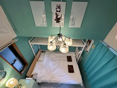 a small room with a bed and a chandelier at Max4people Shinjuku 7minutes Shibuya12 minutes LEON RESORT SHIBUYA \u65b0\u5bbf\u6e0b\u8c37 \u6700\u5bc4\u308a\u521d\u53f0\u99c5 \u6700\u59274\u4eba in Tokyo