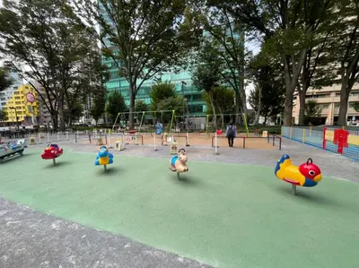 a playground with toy animals on a green field at Max4people Shinjuku 7minutes Shibuya12 minutes LEON RESORT SHIBUYA \u65b0\u5bbf\u6e0b\u8c37 \u6700\u5bc4\u308a\u521d\u53f0\u99c5 \u6700\u59274\u4eba in Tokyo
