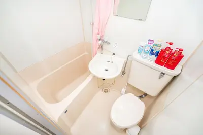 a bathroom with a toilet and a bath tub at \u65b0\u5bbf\u6b4c\u821e\u4f0e\u753a\u6771\u65b0\u5bbf\u7ad93\u5206\u949f\uff0c\u5f92\u6b65\u4f0a\u52bf\u4e394\u5206\u949f\u514d\u8d39Wi-Fi\uff01 in Tokyo