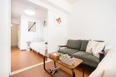 a living room with a couch and a bed at \u65b0\u5bbf\u6b4c\u821e\u4f0e\u753a\u6771\u65b0\u5bbf\u7ad93\u5206\u949f\uff0c\u5f92\u6b65\u4f0a\u52bf\u4e394\u5206\u949f\u514d\u8d39Wi-Fi\uff01 in Tokyo