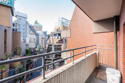 a balcony of a building with a view of a city at \u65b0\u5bbf\u6b4c\u821e\u4f0e\u753a\u6771\u65b0\u5bbf\u7ad93\u5206\u949f\uff0c\u5f92\u6b65\u4f0a\u52bf\u4e394\u5206\u949f\u514d\u8d39Wi-Fi\uff01 in Tokyo