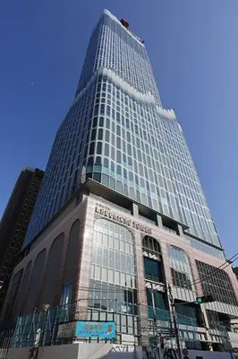 a tall building with a blue sky in the background at \u65b0\u5bbf\u6b4c\u821e\u4f0e\u753a\u6771\u65b0\u5bbf\u7ad93\u5206\u949f\uff0c\u5f92\u6b65\u4f0a\u52bf\u4e394\u5206\u949f\u514d\u8d39Wi-Fi\uff01 in Tokyo