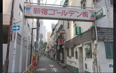 an alley with signs on the side of buildings at \u65b0\u5bbf\u6b4c\u821e\u4f0e\u753a\u6771\u65b0\u5bbf\u7ad93\u5206\u949f\uff0c\u5f92\u6b65\u4f0a\u52bf\u4e394\u5206\u949f\u514d\u8d39Wi-Fi\uff01 in Tokyo