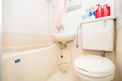 a small bathroom with a toilet and a sink at \u65b0\u5bbf\u6b4c\u821e\u4f0e\u753a\u6771\u65b0\u5bbf\u7ad93\u5206\u949f\uff0c\u5f92\u6b65\u4f0a\u52bf\u4e394\u5206\u949f\u514d\u8d39Wi-Fi\uff01 in Tokyo