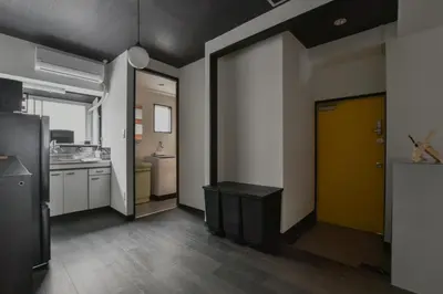a kitchen with a yellow door in a room at \u5ca1\u7530\u30d3\u30eb4\u968e in Tokyo