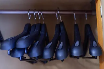a bunch of black cooking utensils on a rack at lucky aoto - Vacation STAY 16176 in Tokyo