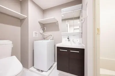 a bathroom with a sink and a toilet and a mirror at \u30a8\u30ea\u30af\u30b5\u30fc\u30e1\u30be\u30f3\u4ee3\u7530\u6a4b in Tokyo