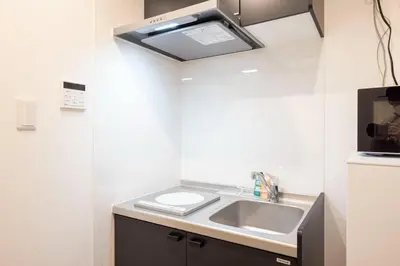 a bathroom with a sink and aaucet at \u30a8\u30ea\u30af\u30b5\u30fc\u30e1\u30be\u30f3\u4ee3\u7530\u6a4b in Tokyo