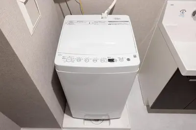 a white toilet in a bathroom next to a sink at \u30a8\u30ea\u30af\u30b5\u30fc\u30e1\u30be\u30f3\u4ee3\u7530\u6a4b in Tokyo