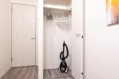 a walk in closet with a vacuum at \u30a8\u30ea\u30af\u30b5\u30fc\u30e1\u30be\u30f3\u4ee3\u7530\u6a4b in Tokyo