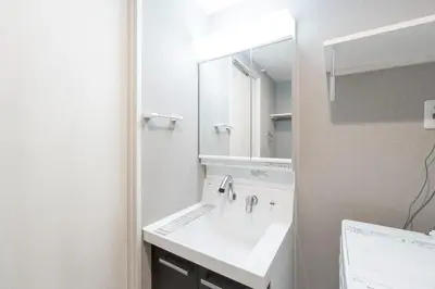 a white bathroom with a sink and a mirror at \u30a8\u30ea\u30af\u30b5\u30fc\u30e1\u30be\u30f3\u4ee3\u7530\u6a4b in Tokyo