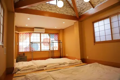 two beds in a room with two windows at \u53f0\u6771\u533a\u6d45\u8349\u3082\u3059\u3050,\u6700\u592710\u540d\u8cb8\u52073\u968e\u5efa\u3066,\u30b9\u30ab\u30a4\u30c4\u30ea\u30fc\u307e\u3067\u5f92\u6b6910\u5206,\u5168\u5ba4Chromecast\u5b8c\u5099,WonderfulStayTOKYO SKYTREE in Tokyo