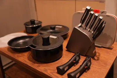 a wooden table topped with pans and utensils at \u53f0\u6771\u533a\u6d45\u8349\u3082\u3059\u3050,\u6700\u592710\u540d\u8cb8\u52073\u968e\u5efa\u3066,\u30b9\u30ab\u30a4\u30c4\u30ea\u30fc\u307e\u3067\u5f92\u6b6910\u5206,\u5168\u5ba4Chromecast\u5b8c\u5099,WonderfulStayTOKYO SKYTREE in Tokyo