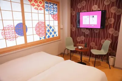 a bedroom with a bed and a flat screen tv at \u53f0\u6771\u533a\u6d45\u8349\u3082\u3059\u3050,\u6700\u592710\u540d\u8cb8\u52073\u968e\u5efa\u3066,\u30b9\u30ab\u30a4\u30c4\u30ea\u30fc\u307e\u3067\u5f92\u6b6910\u5206,\u5168\u5ba4Chromecast\u5b8c\u5099,WonderfulStayTOKYO SKYTREE in Tokyo