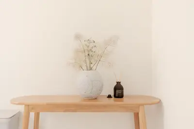 a vase sitting on top of a wooden table at Mi-Ochiai Soluna White in Tokyo