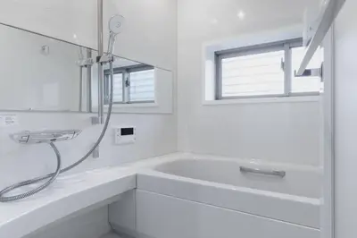a white bathroom with a tub and a window at Residencial Voyan \u5357\u7802\u753a in Tokyo