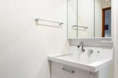 a white bathroom with a sink and a mirror at Residencial Voyan \u5357\u7802\u753a in Tokyo