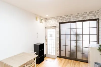 a kitchen with a large sliding glass door at \u96c0\u8272\u65b9\u5357 \u65b0\u5bbf\u99c5\u307e\u306714\u5206 \u6771\u4eac\u99c5\u307e\u306730\u5206 \u65b9\u5357\u753a\u5f92\u6b698\u5206 \u6700\u59272\u4eba \u6d17\u6fef\u6a5f \u30ad\u30c3\u30c1\u30f3 \u96fb\u5b50\u30ec\u30f3\u30b8 in Tokyo
