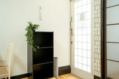 a living room with a plant on a shelf at \u96c0\u8272\u65b9\u5357 \u65b0\u5bbf\u99c5\u307e\u306714\u5206 \u6771\u4eac\u99c5\u307e\u306730\u5206 \u65b9\u5357\u753a\u5f92\u6b698\u5206 \u6700\u59272\u4eba \u6d17\u6fef\u6a5f \u30ad\u30c3\u30c1\u30f3 \u96fb\u5b50\u30ec\u30f3\u30b8 in Tokyo