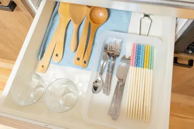 a tray with utensils in a drawer at \u96c0\u8272\u65b9\u5357 \u65b0\u5bbf\u99c5\u307e\u306714\u5206 \u6771\u4eac\u99c5\u307e\u306730\u5206 \u65b9\u5357\u753a\u5f92\u6b698\u5206 \u6700\u59272\u4eba \u6d17\u6fef\u6a5f \u30ad\u30c3\u30c1\u30f3 \u96fb\u5b50\u30ec\u30f3\u30b8 in Tokyo
