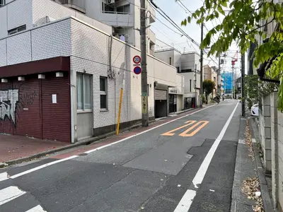 an empty city street with a red traffic light at \u96c0\u8272\u65b9\u5357 \u65b0\u5bbf\u99c5\u307e\u306714\u5206 \u6771\u4eac\u99c5\u307e\u306730\u5206 \u65b9\u5357\u753a\u5f92\u6b698\u5206 \u6700\u59272\u4eba \u6d17\u6fef\u6a5f \u30ad\u30c3\u30c1\u30f3 \u96fb\u5b50\u30ec\u30f3\u30b8 in Tokyo