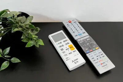 a remote control next to a calculator and a potted plant at \u96c0\u8272\u65b9\u5357 \u65b0\u5bbf\u99c5\u307e\u306714\u5206 \u6771\u4eac\u99c5\u307e\u306730\u5206 \u65b9\u5357\u753a\u5f92\u6b698\u5206 \u6700\u59272\u4eba \u6d17\u6fef\u6a5f \u30ad\u30c3\u30c1\u30f3 \u96fb\u5b50\u30ec\u30f3\u30b8 in Tokyo