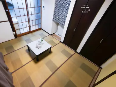 an overhead view of a room with a table at 7\u6642IN19\u6642OUT # \u6c60\u888b\u738b\u5b50\u8d64\u7fbd\u99c5\u7121\u6599\u9001\u8fce # \u30c6\u30e9\u30b9\u30cf\u30a6\u30b9 # \u99c5\u8fd110\u5206 # \u4e0a\u91ce\u99c5\u96fb\u8eca12\u5206 # \u6700\u59277\u540d # 7 00 IN19 00 OUT # Free pick-up at Ikebukuro, Oji, and Akabane Stations # Terrace House # 10 min to station # 12 min to Ueno # Max 7 in Tokyo
