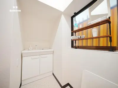 a bathroom with a sink and a mirror at 7\u6642IN19\u6642OUT # \u6c60\u888b\u738b\u5b50\u8d64\u7fbd\u99c5\u7121\u6599\u9001\u8fce # \u30c6\u30e9\u30b9\u30cf\u30a6\u30b9 # \u99c5\u8fd110\u5206 # \u4e0a\u91ce\u99c5\u96fb\u8eca12\u5206 # \u6700\u59277\u540d # 7 00 IN19 00 OUT # Free pick-up at Ikebukuro, Oji, and Akabane Stations # Terrace House # 10 min to station # 12 min to Ueno # Max 7 in Tokyo