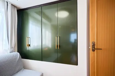 a glass cabinet with a mirror in a room at L-Large 3Bedroom Luxury Condo, 140sqm Max 19 PPL, 7mins walk to station, Elevator,QuiteArea in Tokyo