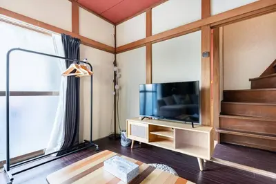 a living room with a television and a table at \u30a2\u30f3\u30c9\u30b9\u30c6\u30a4\u897f\u5c0f\u5ca91\u4e01\u76ee in Tokyo