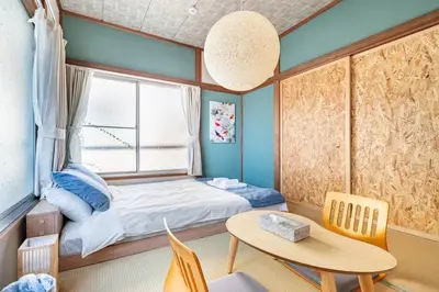 a bedroom with a bed and a table and a window at \u30a2\u30f3\u30c9\u30b9\u30c6\u30a4\u897f\u5c0f\u5ca91\u4e01\u76ee in Tokyo