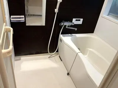 a bathroom with a bath tub and a sink at \u30a2\u30f3\u30c9\u30b9\u30c6\u30a4\u897f\u5c0f\u5ca91\u4e01\u76ee in Tokyo