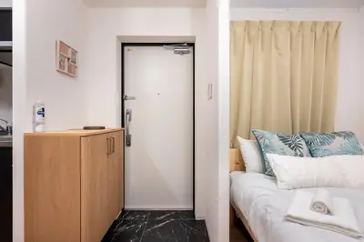 a bedroom with a door leading to a bed at \u30a2\u30f3\u30c9\u30b9\u30c6\u30a4\u6c60\u888b4\u4e01\u76ee502 in Tokyo