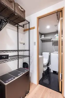 a bathroom with a bunk bed and a toilet at \u30a2\u30f3\u30c9\u30b9\u30c6\u30a4\u6c60\u888b4\u4e01\u76ee502 in Tokyo