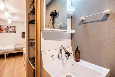 a bathroom with a sink and a mirror at \u30a2\u30f3\u30c9\u30b9\u30c6\u30a4\u6c60\u888b4\u4e01\u76ee502 in Tokyo