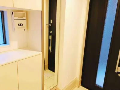 a bathroom with a door with a key sign on it at \u30a2\u30f3\u30c9\u30b9\u30c6\u30a4\u5cf6\u5c3b5\u4e01\u76ee in Tokyo