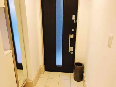 a black door in a room with a window at \u30a2\u30f3\u30c9\u30b9\u30c6\u30a4\u5cf6\u5c3b5\u4e01\u76ee in Tokyo