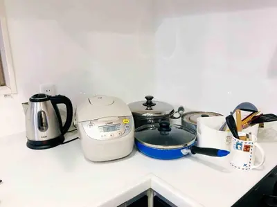 a kitchen counter with a toaster and a slow cooker at \u30a2\u30f3\u30c9\u30b9\u30c6\u30a4\u5cf6\u5c3b5\u4e01\u76ee in Tokyo
