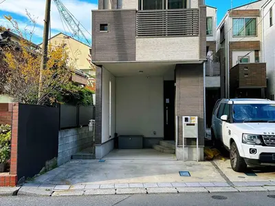 a car parked in front of a house at \u30a2\u30f3\u30c9\u30b9\u30c6\u30a4\u5cf6\u5c3b5\u4e01\u76ee in Tokyo
