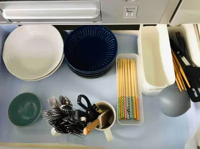 a group of plates and utensils on a table at \u30a2\u30f3\u30c9\u30b9\u30c6\u30a4\u5cf6\u5c3b5\u4e01\u76ee in Tokyo