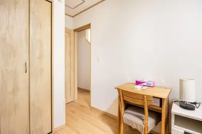 a room with a wooden table and a desk with a lamp at \u30a2\u30f3\u30c9\u30b9\u30c6\u30a4\u5357\u9577\u5d0e5\u4e01\u76ee in Tokyo