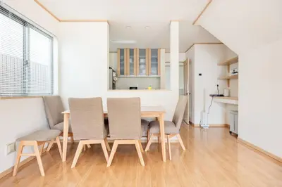 a dining room with a table and chairs at \u30a2\u30f3\u30c9\u30b9\u30c6\u30a4\u5357\u9577\u5d0e5\u4e01\u76ee in Tokyo