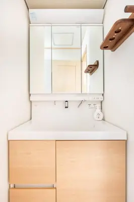 a kitchen with a sink and wooden cabinets at \u30a2\u30f3\u30c9\u30b9\u30c6\u30a4\u5357\u9577\u5d0e5\u4e01\u76ee in Tokyo
