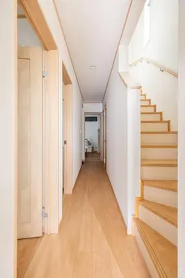 a hallway of a house with white walls and stairs at \u30a2\u30f3\u30c9\u30b9\u30c6\u30a4\u5357\u9577\u5d0e5\u4e01\u76ee in Tokyo