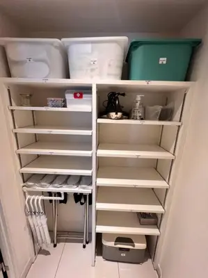 an empty closet with white shelves and a green container at \u30a2\u30f3\u30c9\u30b9\u30c6\u30a4\u58a8\u75303\u4e01\u76ee in Tokyo