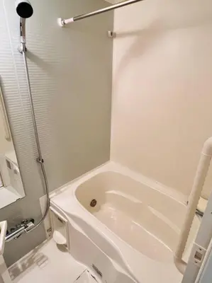 a white bathroom with a shower and a tub at \u30a2\u30f3\u30c9\u30b9\u30c6\u30a4\u58a8\u75303\u4e01\u76ee in Tokyo