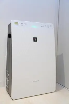 a white wii console sitting on a table at Tokyo Time Traveler \u99c5\u5f92\u6b695\u5206 \u66ae\u3089\u3059\u3088\u3046\u306b\u6cca\u307e\u308c\u308b\u30db\u30c6\u30eb in Tokyo